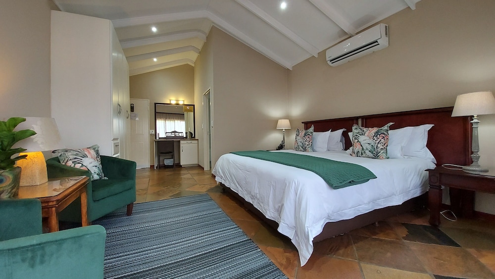 STANDARD, DOUBLE OR TWIN BED, POOL VIEW