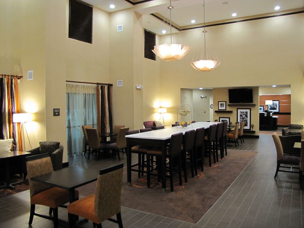 Hampton Inn and Suites Jamestown ND 20/26