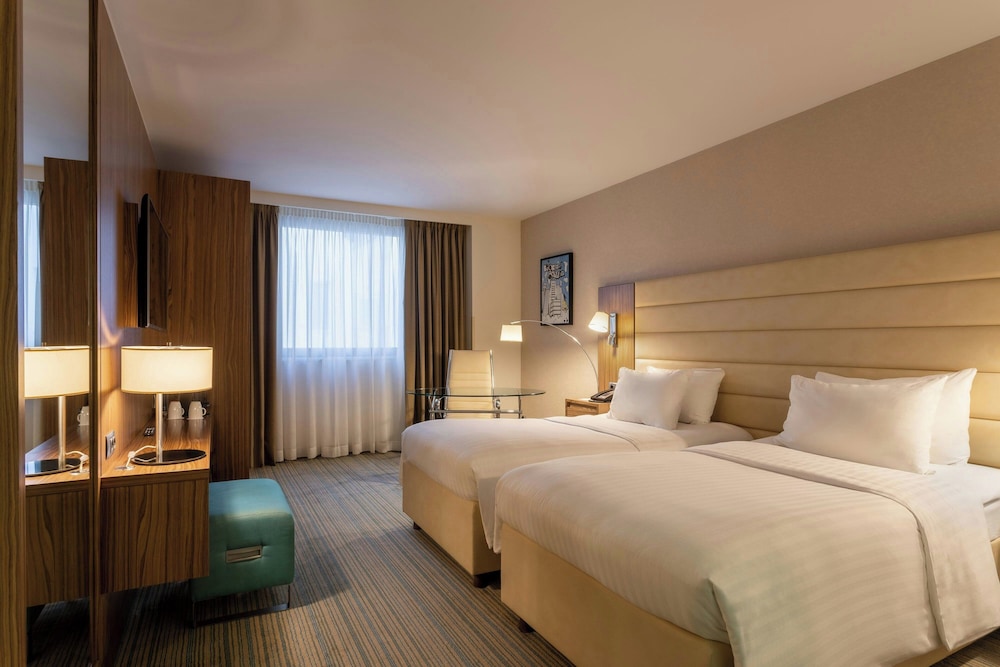 Grand, Twin Beds