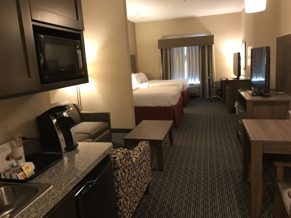 Holiday Inn Express Suites Fredericksburg 21/32