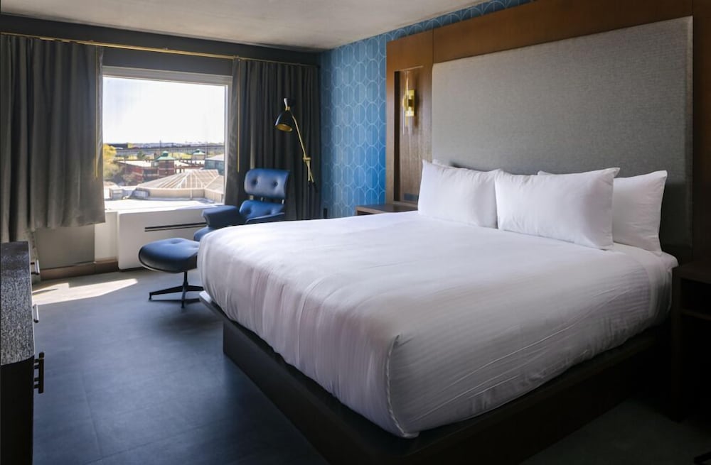 DELUXE, KING BED