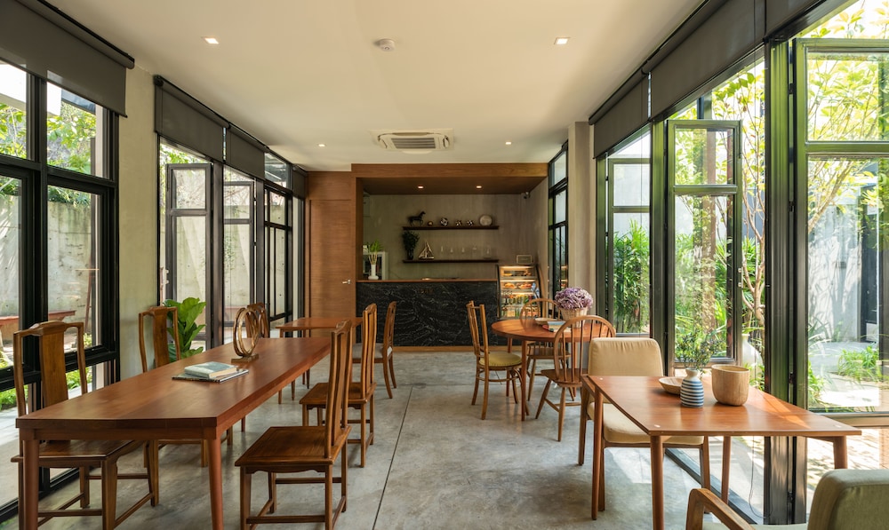 Cherlock Hotel 34/48
