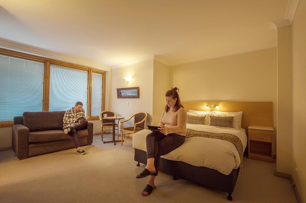 Smiggins Hotel 40/67