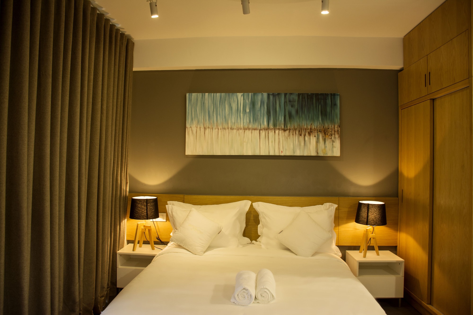 STUDIO, QUEEN BED