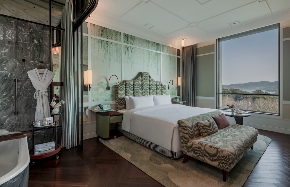 Serenity, Suite, King Bed, Lake View