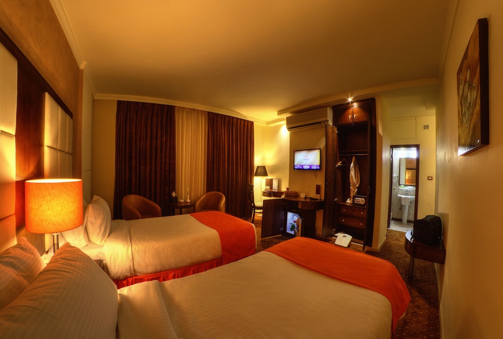 Meneur Hotel 6/29