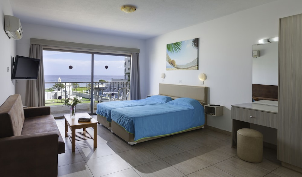 Penelope Beach Hotel 8/77