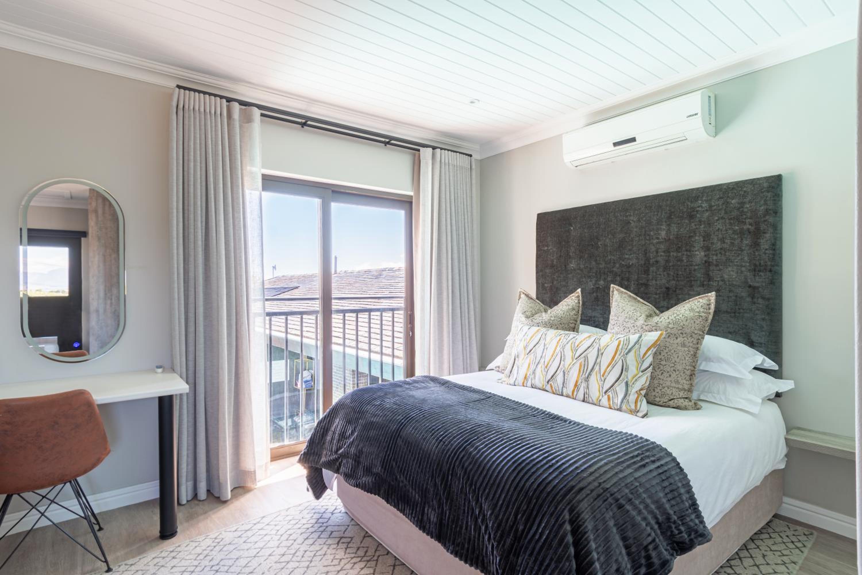 جناح سوبيريور بسرير كوين مع أريكة