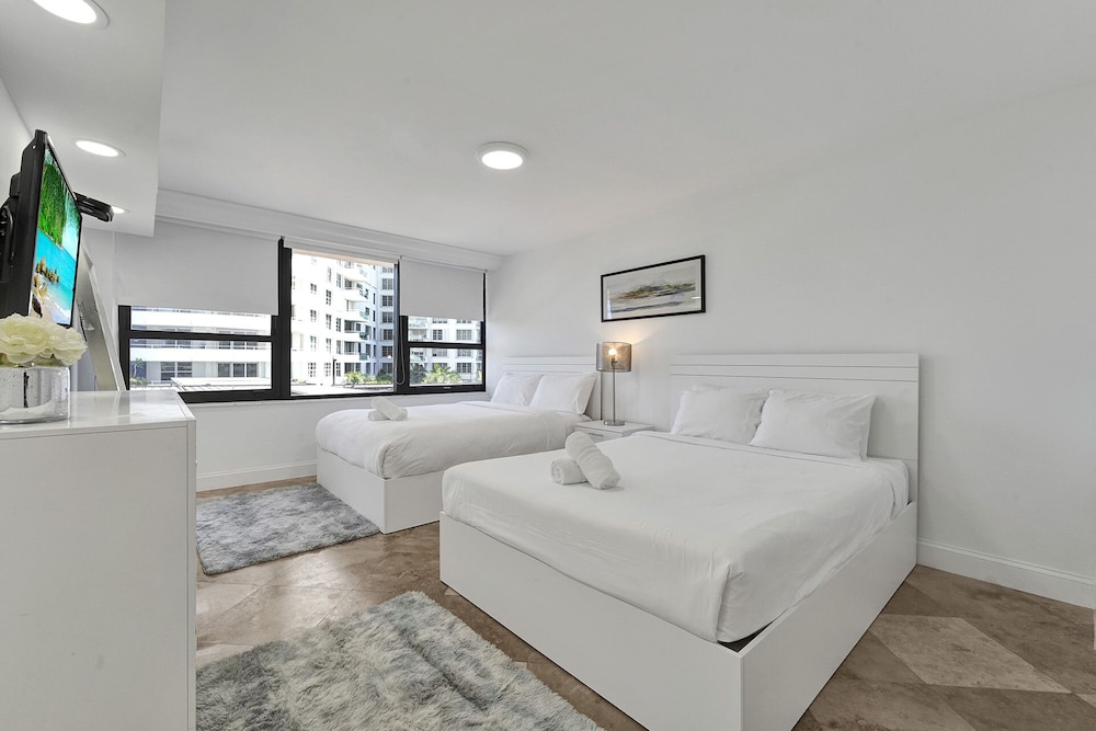 Condo, Beach, Modern, Miami, 1 Single and 4 Queen Beds