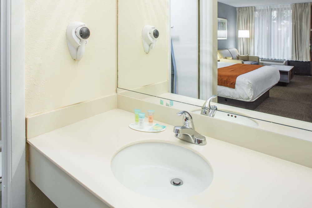 Days Inn & Suites by Wyndham Orlando Airport 13/28