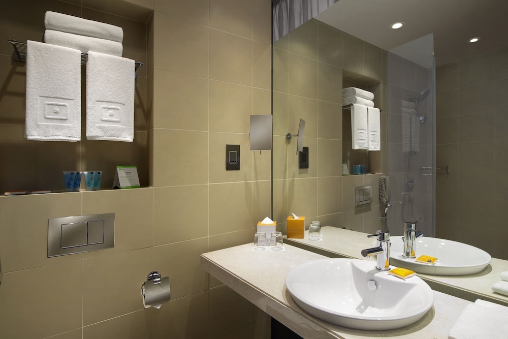 Centro, Twin Beds, High Floor، Centro Capital Centre By Rotana 2/3