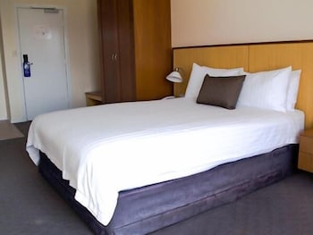 Ocean Beach Hotel 12/45