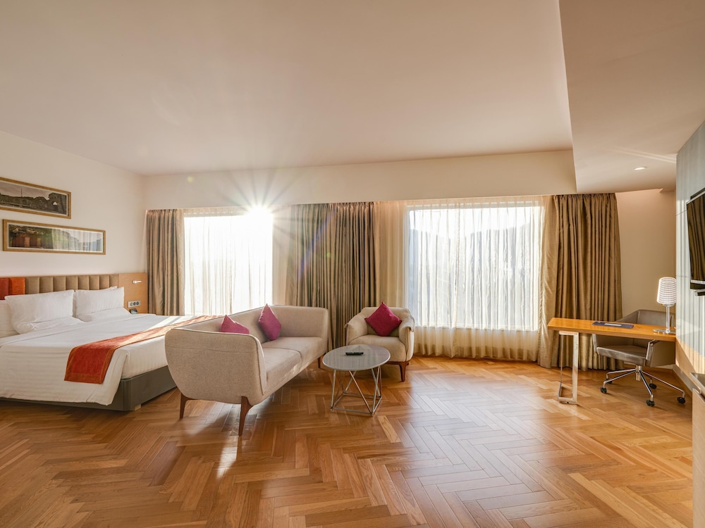 Premier, Queen Bed, Novotel Vijayawada Varun 4/8