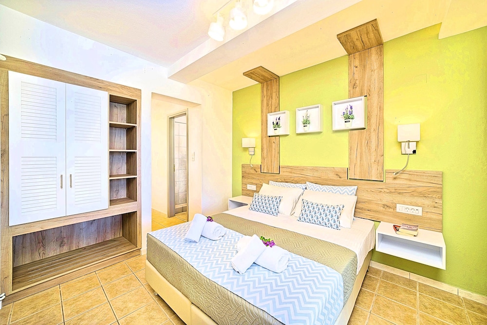 CRETAN MANSION 46/46