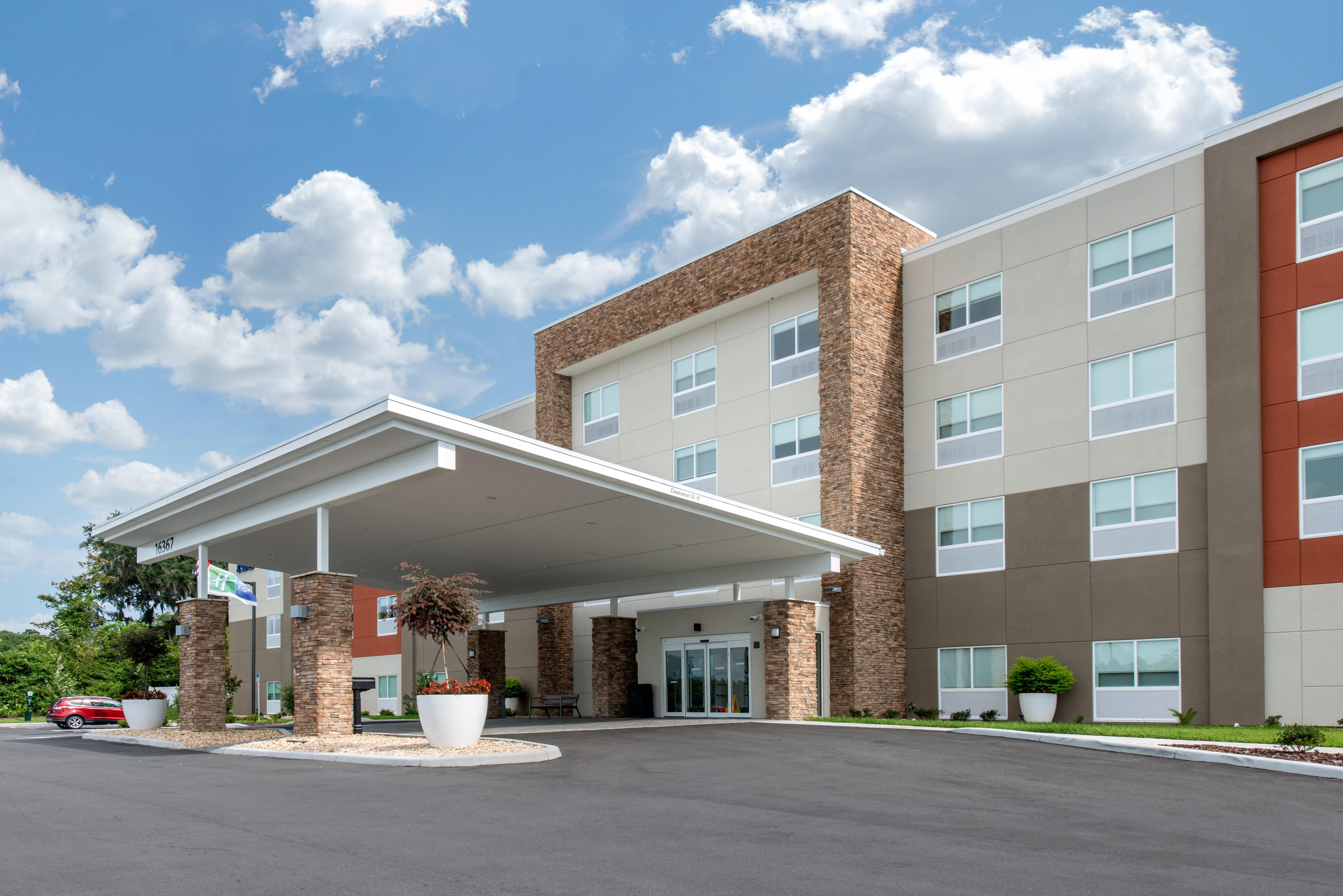 Holiday Inn Express Suites Alachua Gainesville Area 65/73