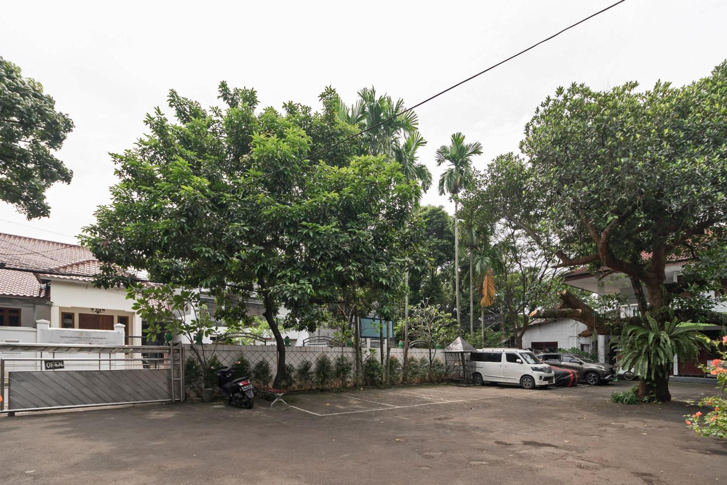 Reddoorz Plus Near Upn Veteran Jakarta 41/50