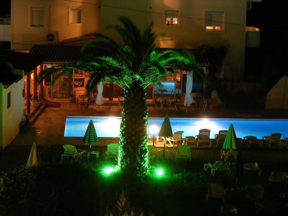 AUSTRALIA HOTEL 32/44