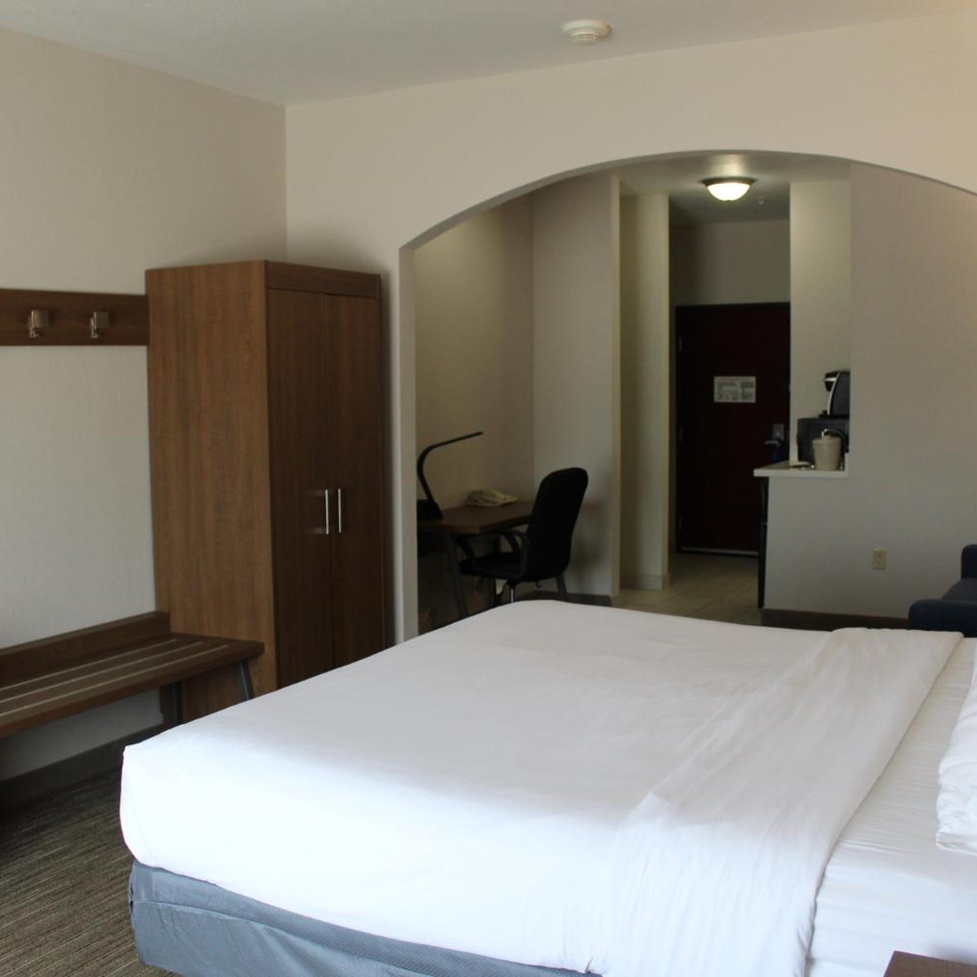 Junior Suite, King Bed, Holiday Inn Express Hotel And Suites Ponca City 3/6