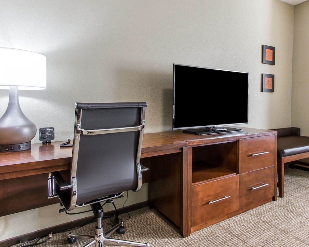 Comfort Suites West Omaha, NE 41/50