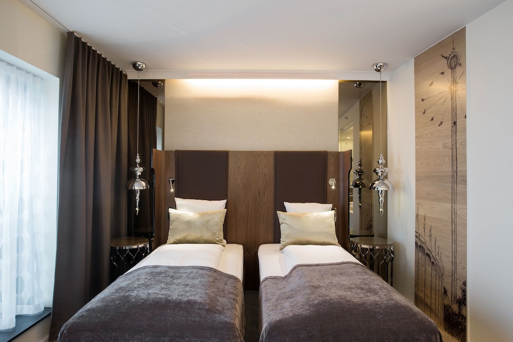ROOM, TWIN BEDS