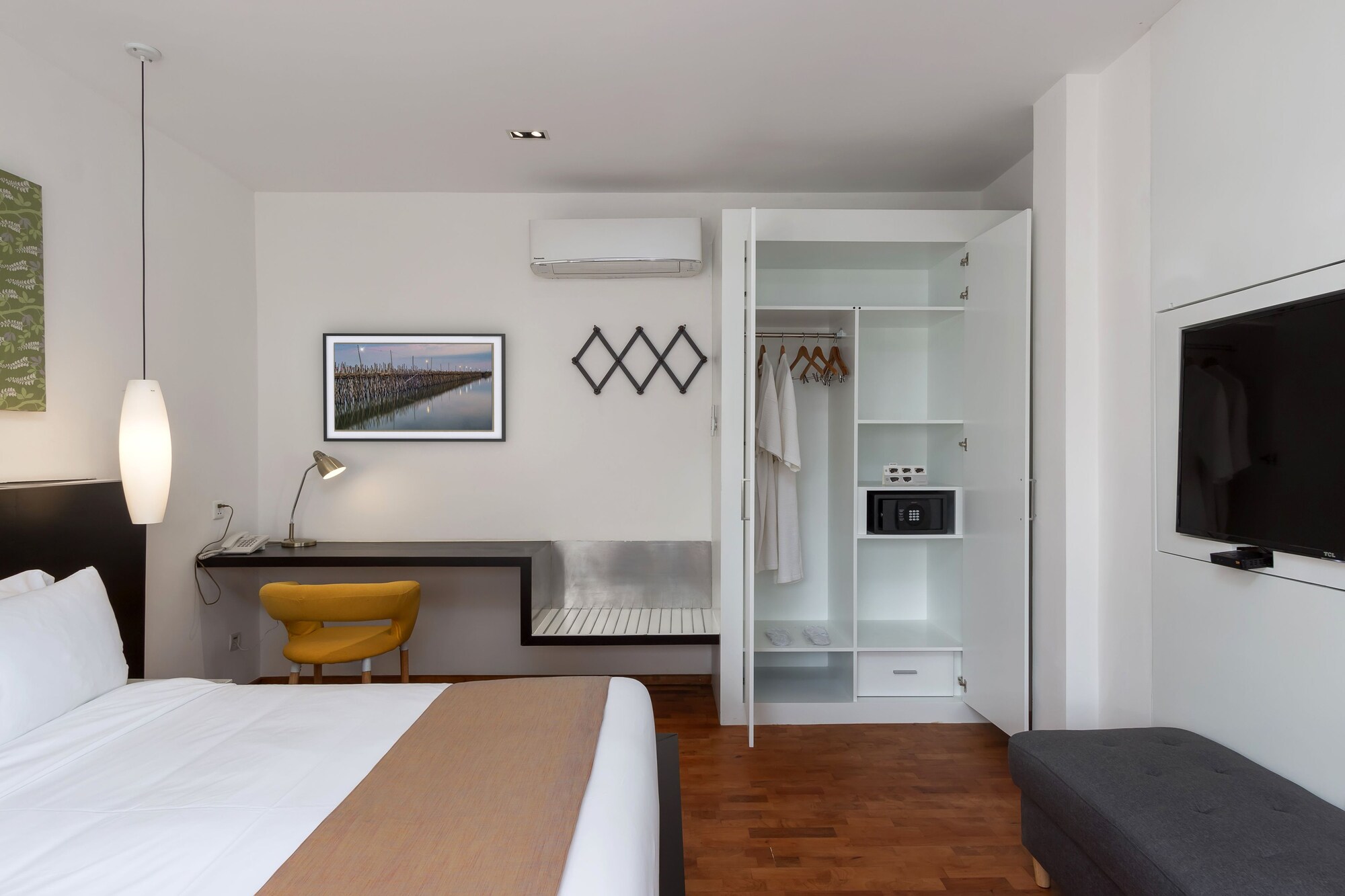 EXECUTIVE, SUITE