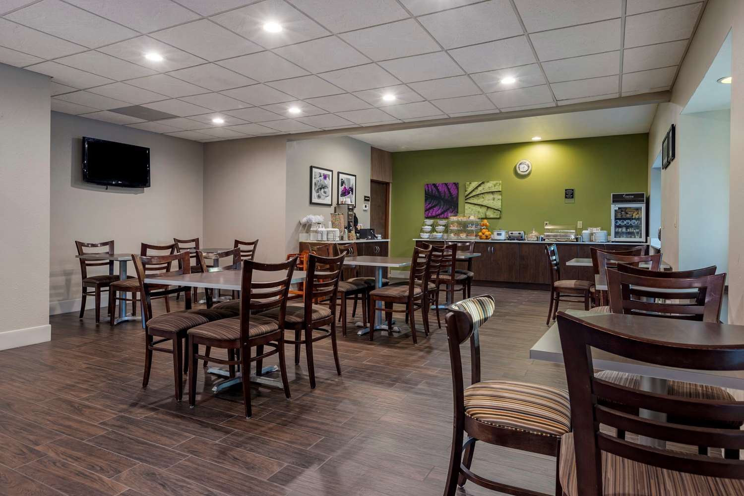 Sleep Inn and Suites Kalamazoo, MI 26/36