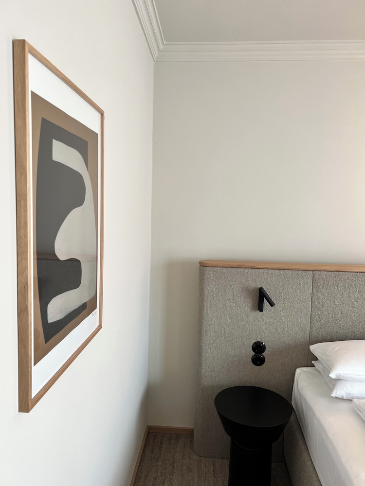 Hotel Adelante 58/59