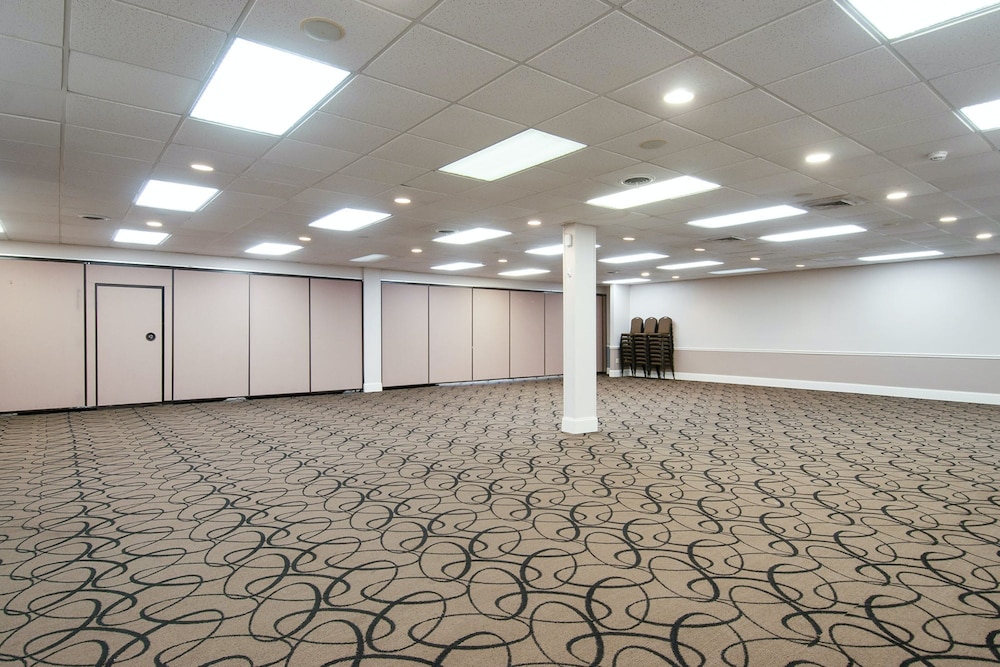 Days Inn & Suites by Wyndham Johnson City 28/36