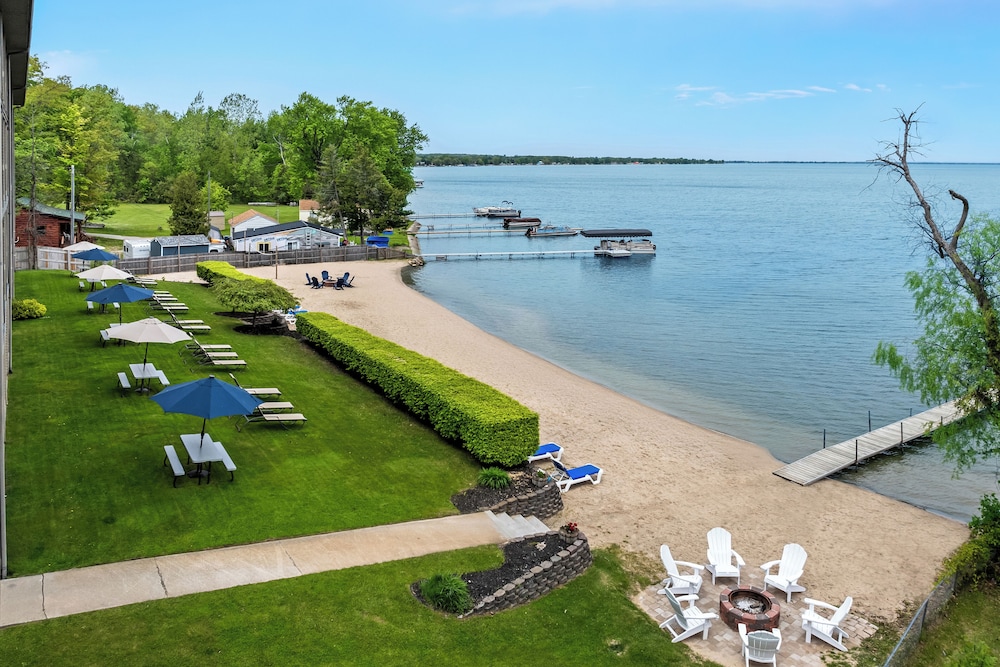 Beachfront Hotel 43/50