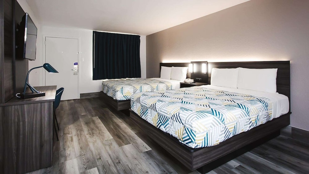 2 Queen Beds - Mobility Accessible Tub Nsmk