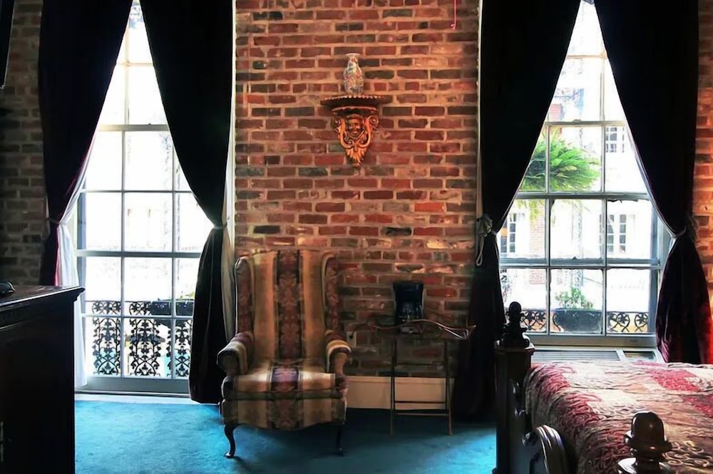 غرفة بسرير كوين بشرفة، The Olivier House Hotel 2/5