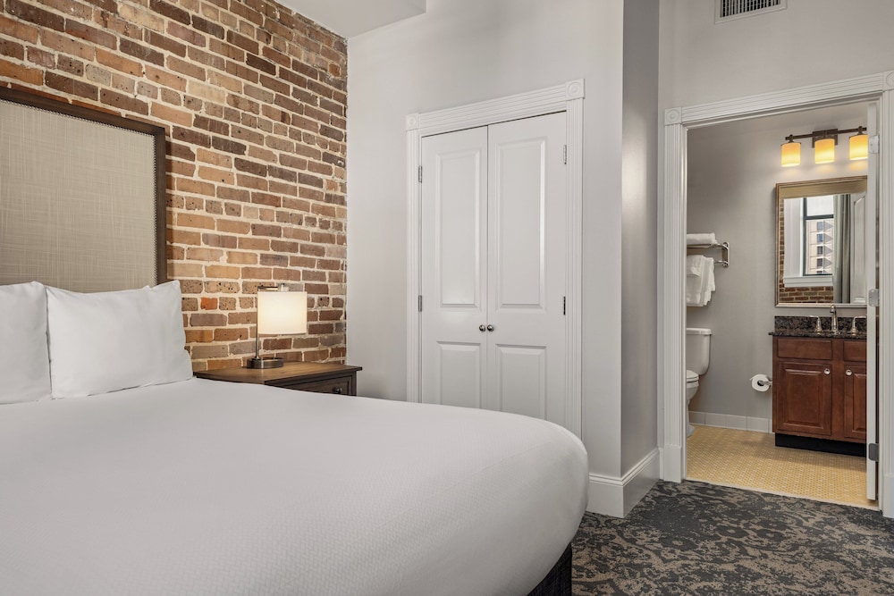 2 BEDROOMS, CONDO, STANDARD
