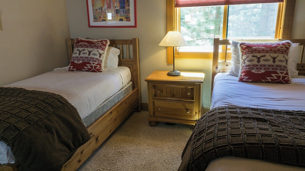 2 Bedrooms, Condo, Mountain