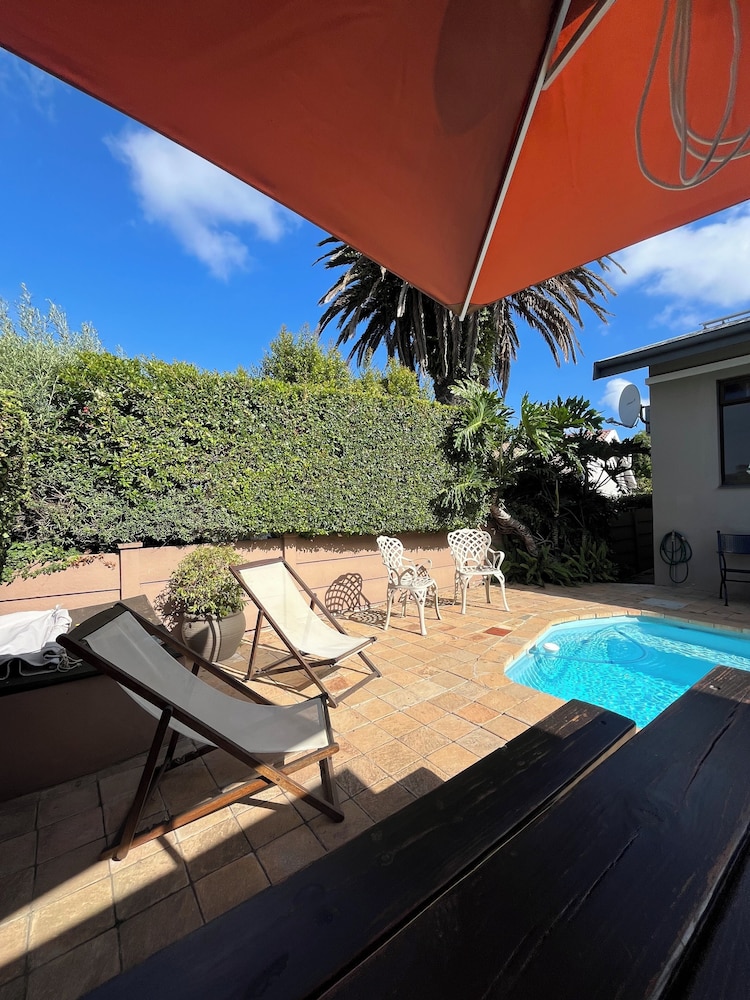 Dolphin Circle Bed and Breakfast 42/50