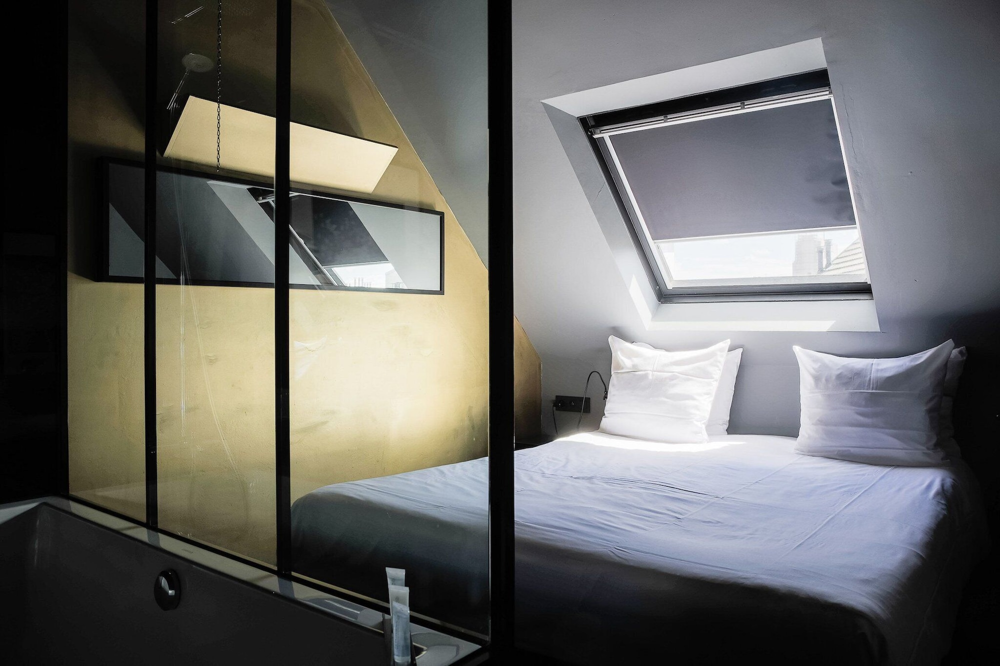 COMFORT, DOUBLE BED, CITY VIEW, BATHTUB
