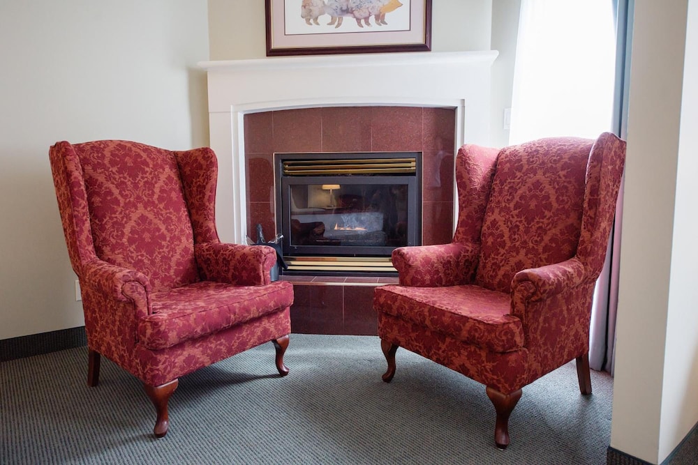 Harrison Lake Hotel 26/50
