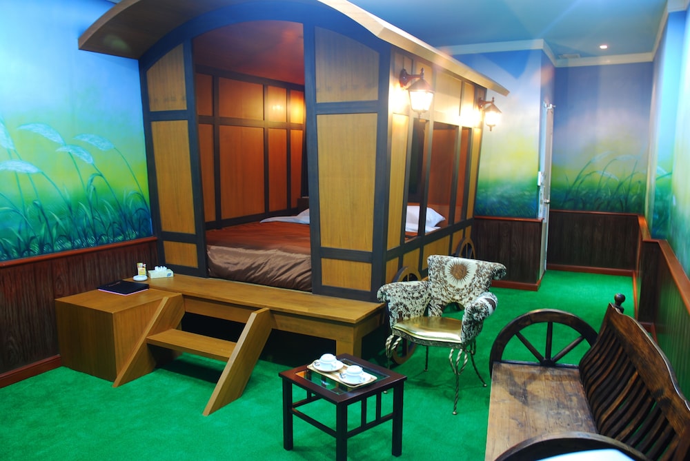 The Adventure Hotel 20/25