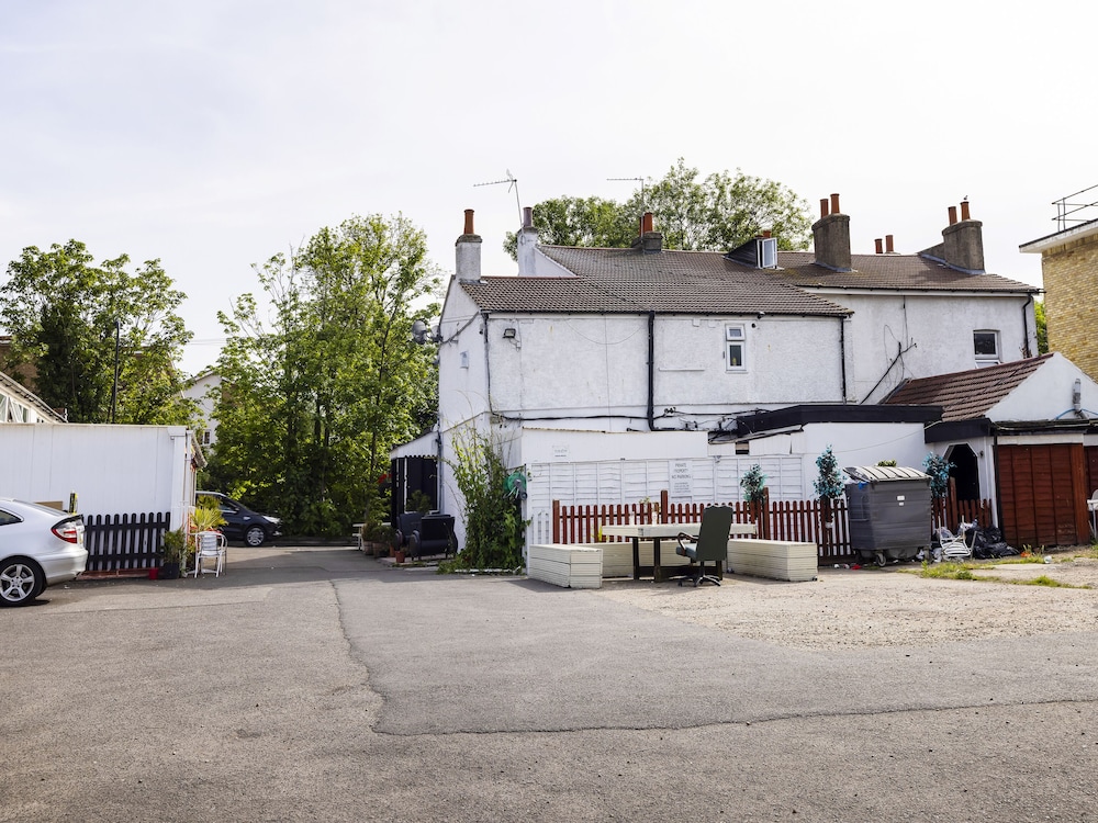OYO Old Oak Tree Inn 35/37
