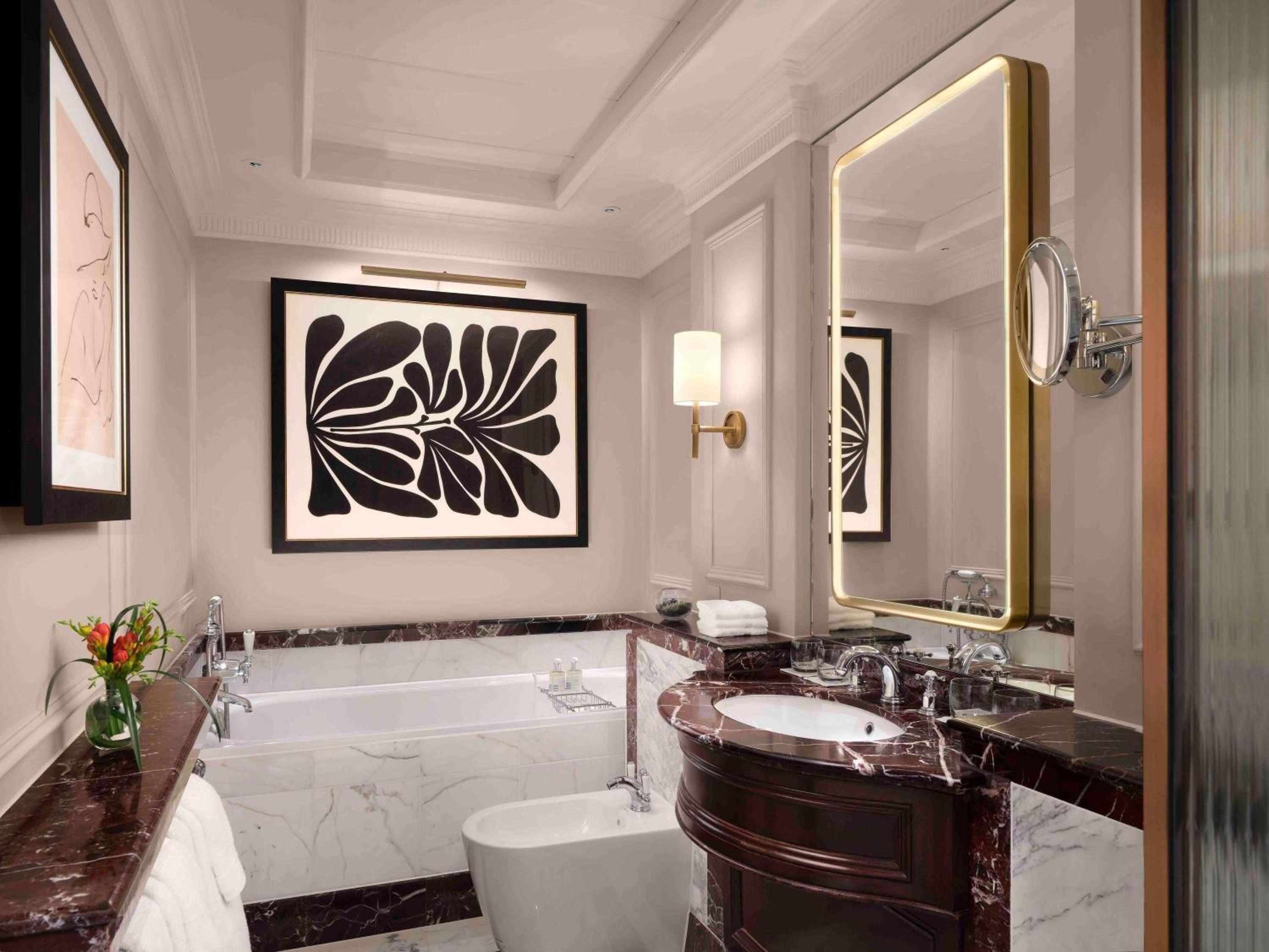 غرفة عائلية بسرير كينج وسريرين كوين بغرفتي نوم، The Savoy Hotel 4/5