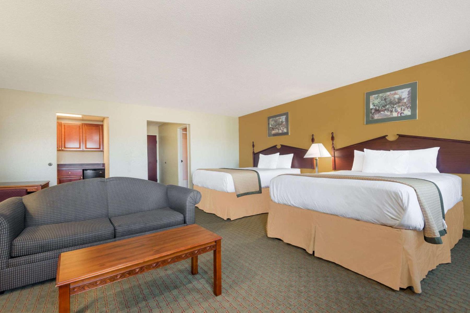 Deluxe, Suite, Queen Bed, Days Inn by Wyndham Norton 2/4