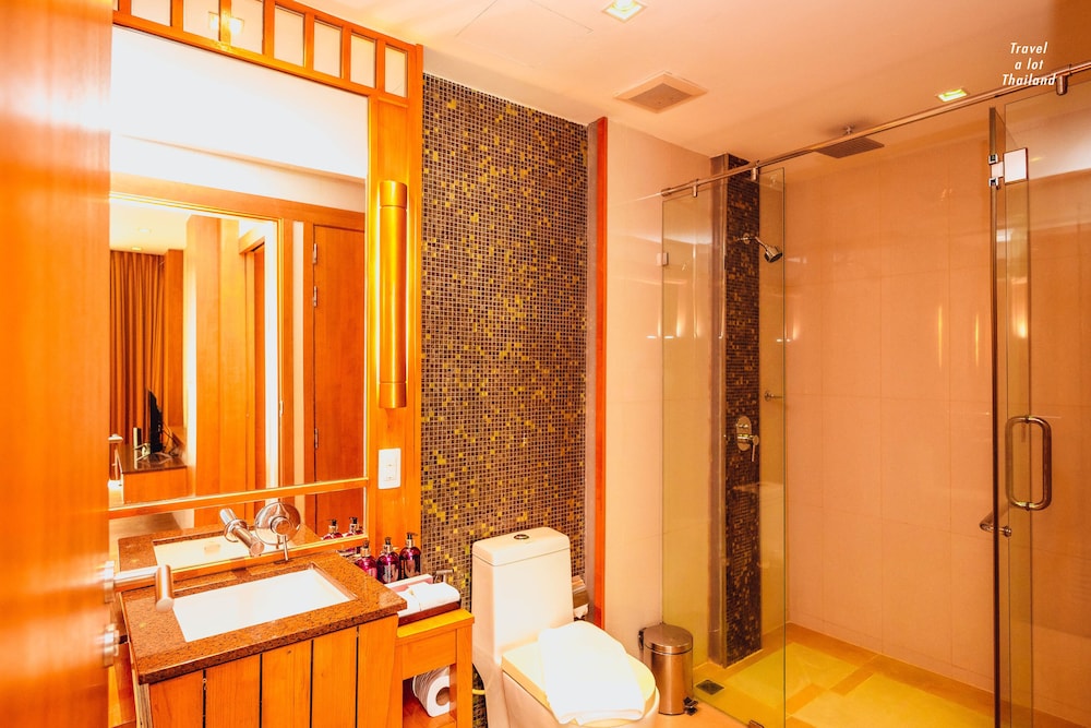 جناح ديلوكس بسرير كينج بإطلالة على المسبح مع أريكة، Centara Nova Hotel Pattaya 9/10