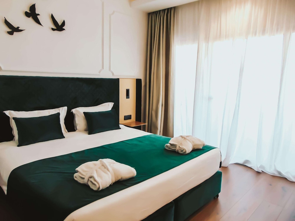EXECUTIVE, SUITE
