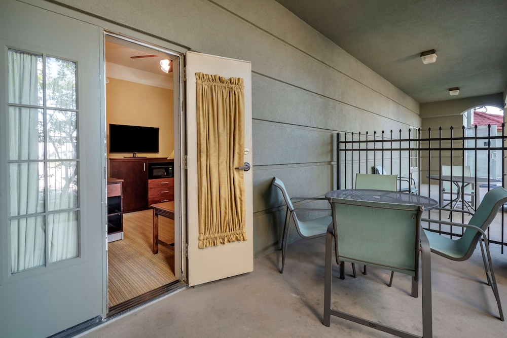 Best Western Plus Monica Royale Inn & Suites 24/31