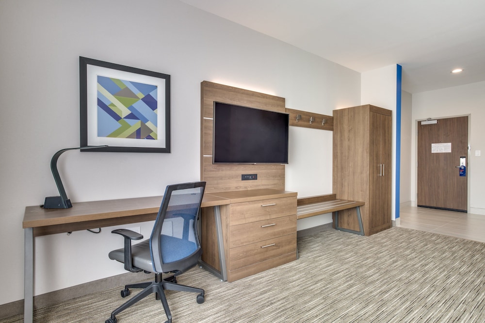Holiday Inn Express and Suites Denton South 57/71