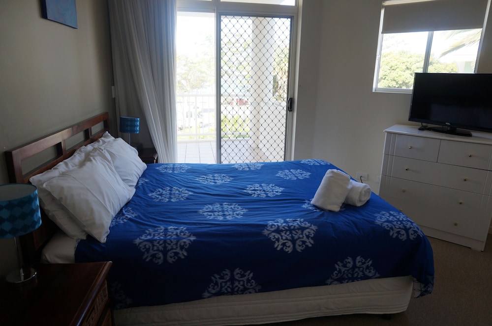 MOORINGS BEACH RESORT 25/77