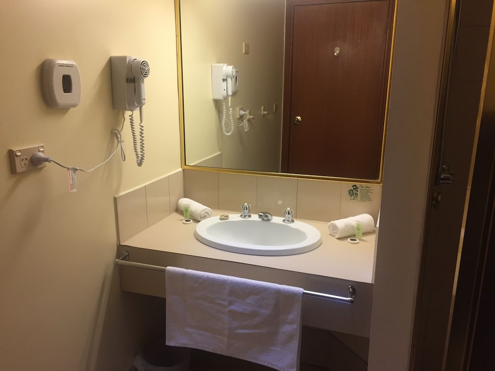 ST GEORGES MOTOR INN 10/35
