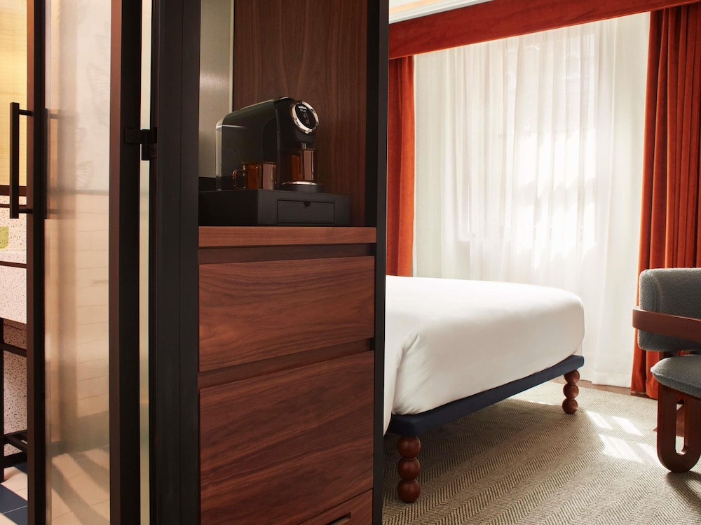 GENERAL ADMISSION, QUEEN BED