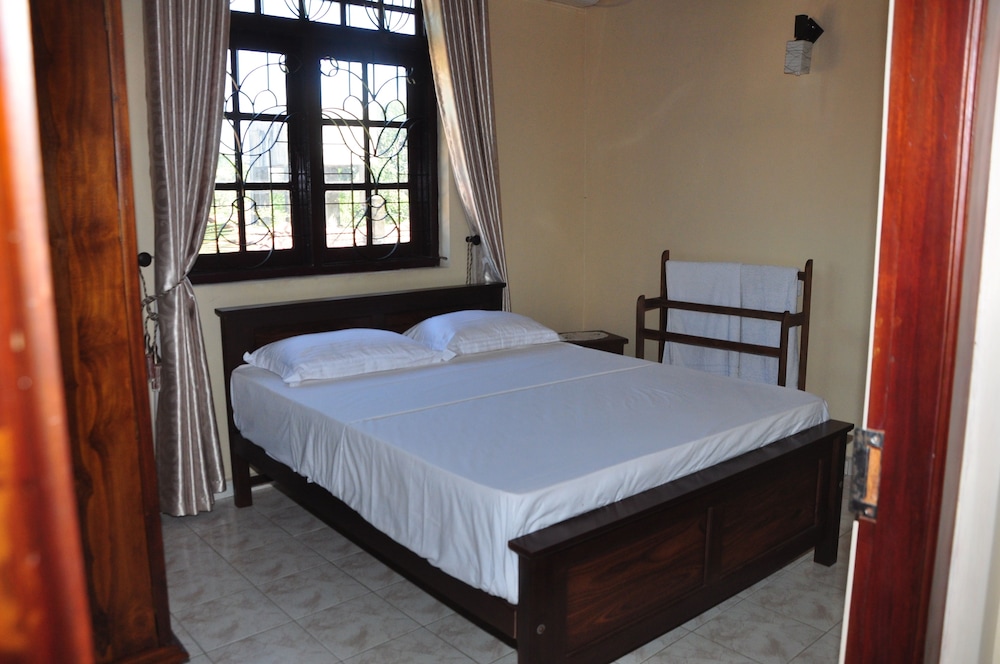 Sugandi Inn 7/40