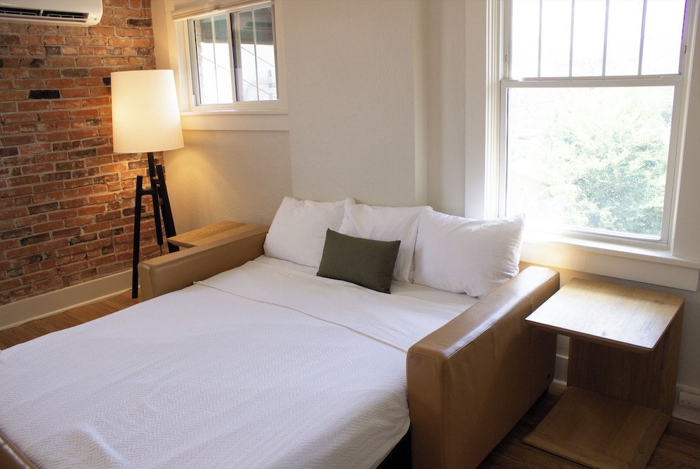 The Rochester Hotel 10/50