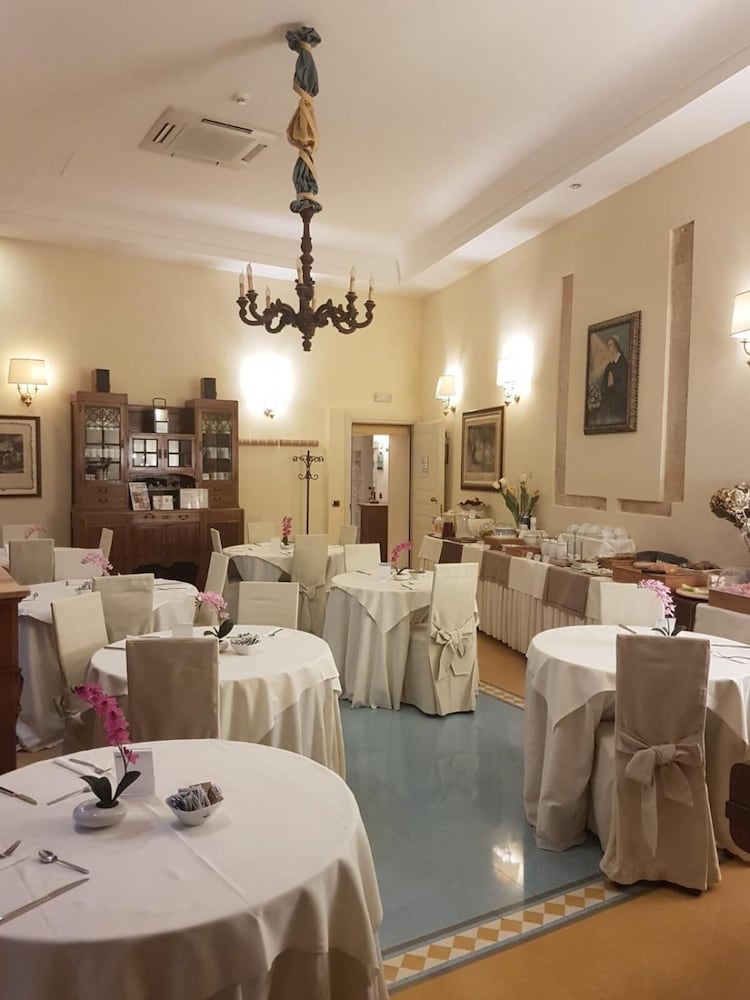 Domus Mariae Albergo 39/48